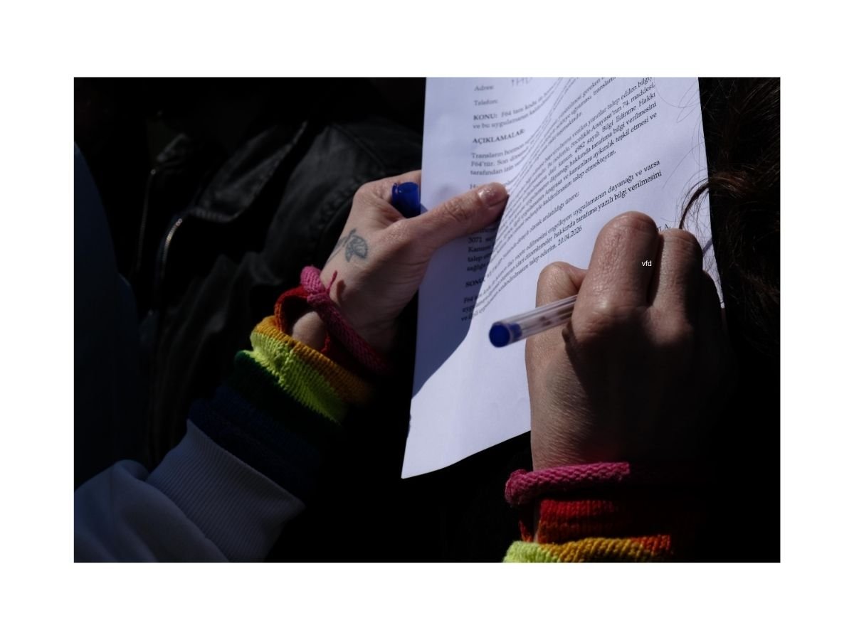 Sağlık Bakanlığı Önünde Hormona Erişim için Dilekçe Vermek İsteyen Aktivistlere Polis Engeli